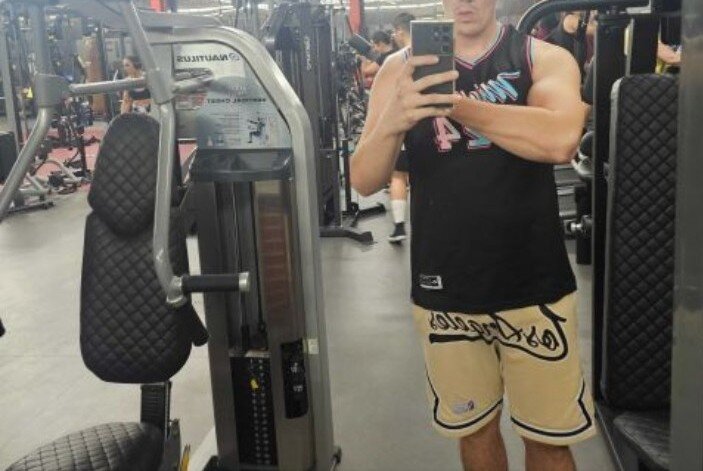 Tanar stilat cu bun simt dornic de o relatie cu o fata de varsta apropiata,