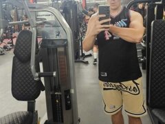 Tanar stilat cu bun simt dornic de o relatie cu o fata de varsta apropiata